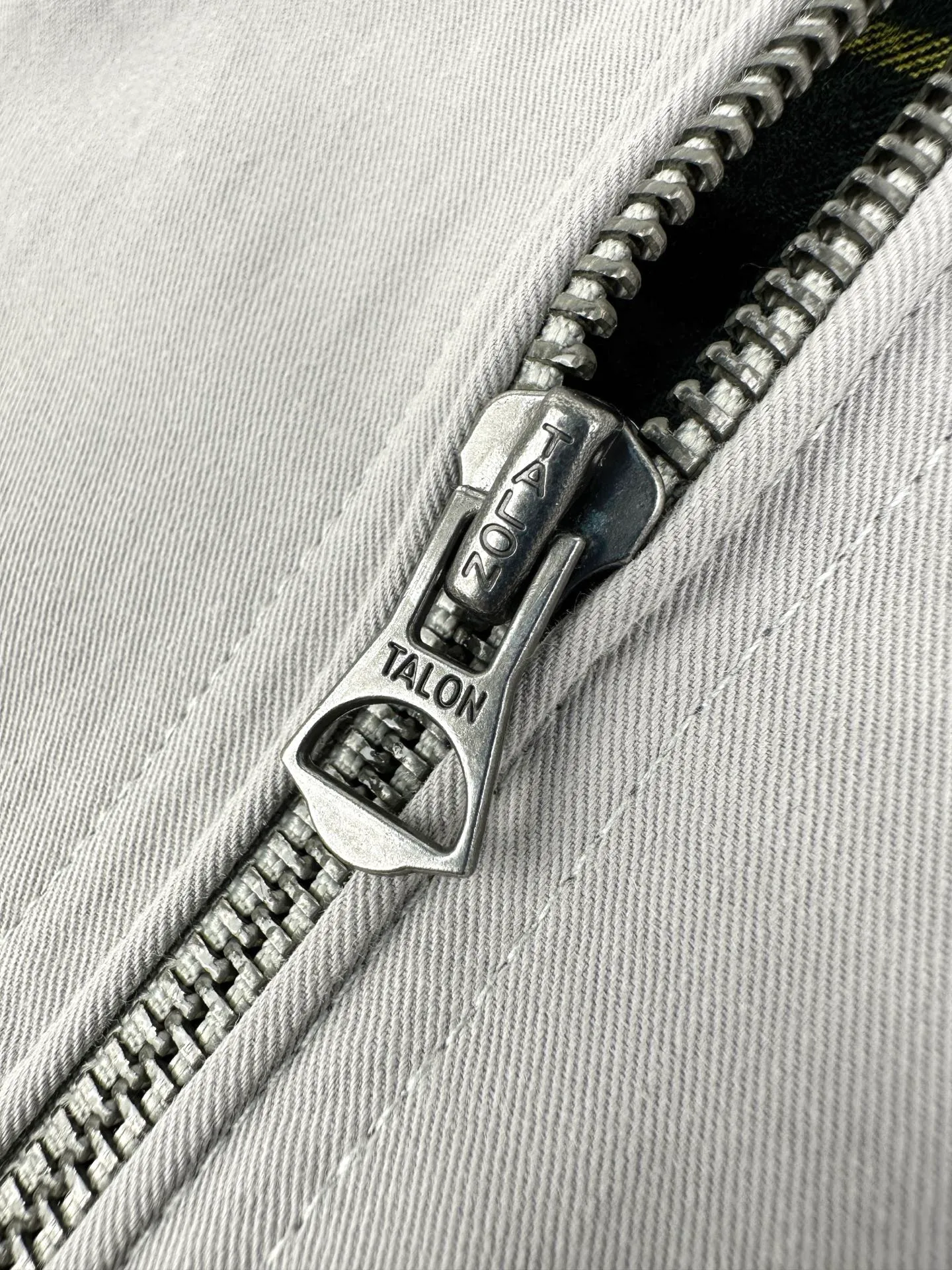 AP Ralp Lauren embroidered zipper jacket. Customized elegant cotton fine twill fabric. Soft and silky, comfortable and close to the skin. Made of matte light gray as the base. Soft and unobtrusive. Just right to show a kind of restrained elegance. Exquisite pony logo embellishments. It brings an atmosphere of freedom and vitality and injects the soul charm of the brand. Simple and smooth lines outline a tall and straight figure. A unique and charming fashion masterpiece emerges. Process 1: Use imported machine embroidery process. Use advanced computer control system and precision mechanical components to realize the iconic pony embroidery operation with high precision and smooth and delicate lines. Process 2: Template machine bag opening. The preset template guides the position, shape and size of the bag opening. The accuracy ensures the quality of the bag opening effect. Process 3: Infrared positioning cutting bed uses infrared emitters and infrared receivers to achieve precise positioning of materials. The accuracy can reach the micron level, thereby meeting the effect of high-precision cutting of plaid alignment. Process 4: The fabrics are fermented and washed. Better feel and texture, not easy to deform, not easy to shrink, not easy to fade, maintain long-term beauty Accessories: Customized 1:1 Ralph Lauren horn buckle Customized 1:1 Ralph Lauren zipper Customized 1:1 Genuine Leather lanyard Customized 1:1 Ralph Lauren trademark Version: Loose version Size: S M L XL Style number: 25272